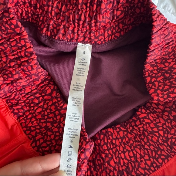 🆕❤️ Lululemon Tracker Short III - Alarming Miss Mosaic Red Grape - Picture 10 of 11
